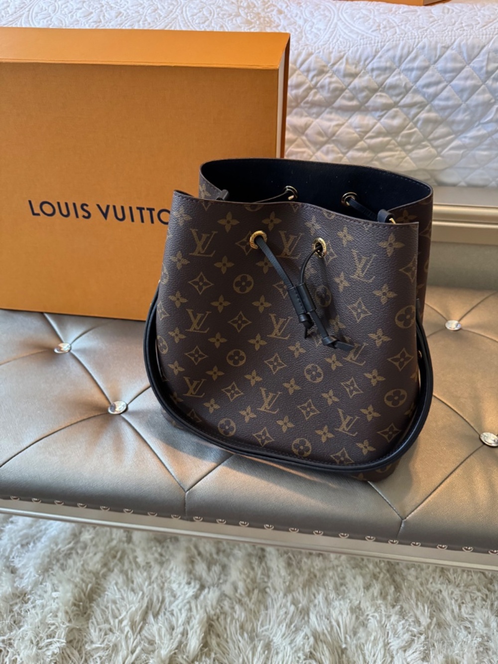 Louis Vuitton (LV) NéoNoé MM Handbag - Picture 6 of 14